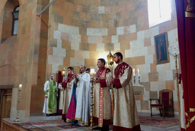 Предстоятель Арцахской епархии епископ Вртанес Абраамян отслужил первую 
епархиальную литургию