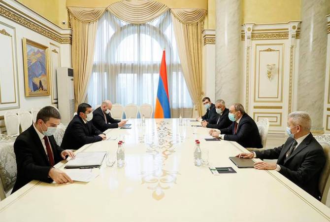 Пашинян и Арутюнян обсудили реализацию в Арцахе крупных инфраструктурных 
программ

