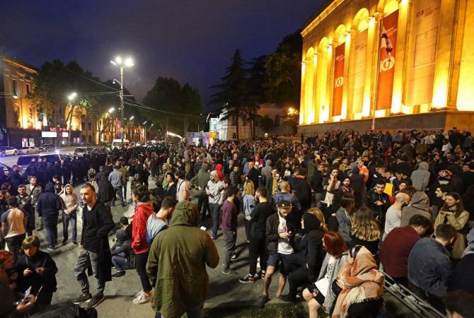  Молодежь в Тбилиси устроила марш неповиновения в комендантский час 