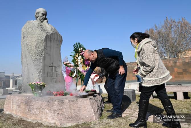  В день рождения Гранта Матевосяна сотоварищи писателя возложили цветы к его могиле

 