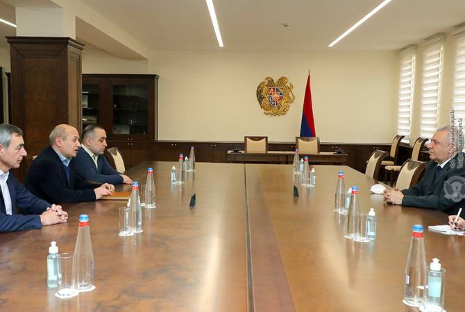 Le Ministre arménien de la Défense a reçu des membres du Conseil public

