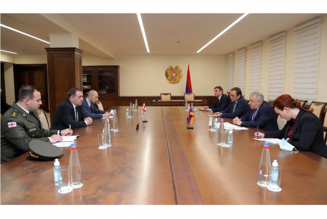 Министр обороны Армении и посол Грузии обсудили вопросы региональной безопасности

