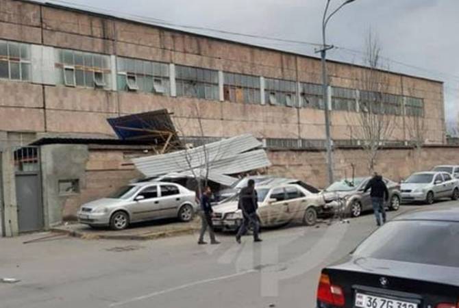 Сильный ветер в Ереване привел к разрушениям