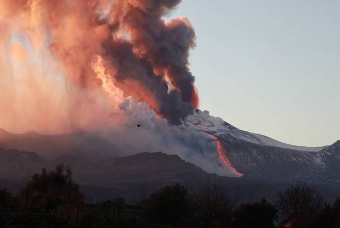 В Италии началось извержение Этны