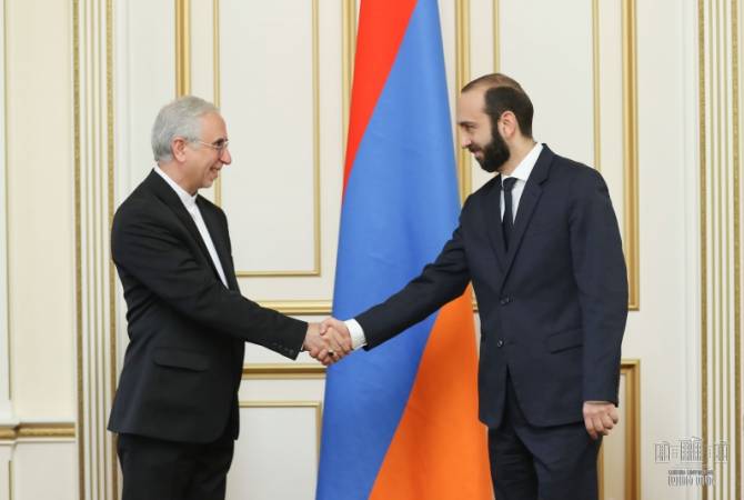لا يمكن لإيران أن لا تعبّر عن موقفها من قضية آرتساخ-رئيس برلمان أرمينيا في استقباله للسفير الإيراني-