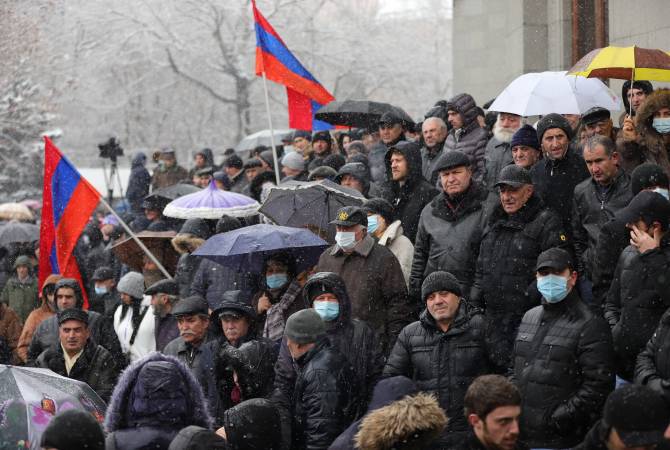 На площади Свободы стартовал митинг движения "За спасение Отечества"