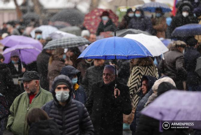 Участники митинга движения «За спасение Отечества» шествуют по Еревану в 4 
направлениях 