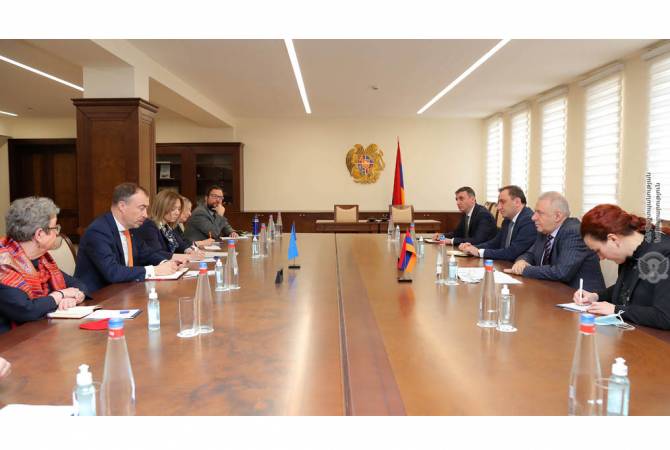 وزير دفاع أرمينيا يستقبل وفد للاتحاد الأوروبي الذي يؤكد دعم الاتحاد لمجموعة ميسنك لحل مسألة 
آرتساخ