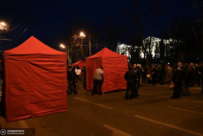 Представители оппозиции ночь провели на проспекте Баграмяна, в полдень будет 
проведен митинг

