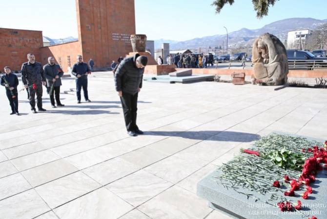رئيس آرتساخ أرايك هاروتيونيان يكرّم ذكرى ضحايامذبحة سومكايت ضد المواطنين الأرمن بأذربيجان قبل 
33عام