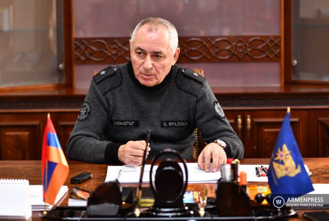 Министр по ЧС Армении вручил офицерские звания