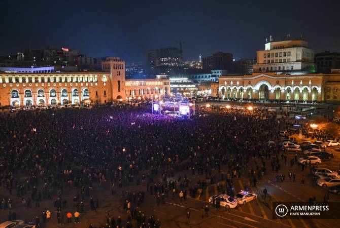 Созванный премьером Пашиняном митинг завершился шествием

