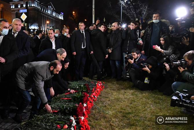 ՀՀ վարչապետի գլխավորությամբ հանրահավաքի մասնակիցները Մյասնիկյան արձանի 
մոտ ծաղիկներ խոնարհեցին ի հիշատակ Մարտի 1-ի զոհերի