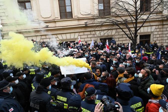 Оппозиция начала пикетирование парламента Грузии – задержан один из участников 
акции