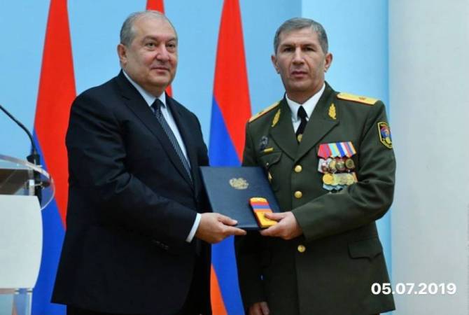 الرئيس أرمين سركيسيان يعقد اجتماع مع رئيس هيئة الأركان العامة للقوات المسلحة الأرمينية العقيد 
أونيك كاسباريان 