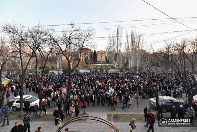 У здания НС Армении начался очередной митинг “Движения спасения Родины”