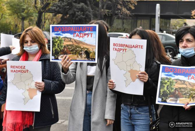  Группа перемещенных гадрутцев провела акции перед посольствами РФ, США и Франции

 
