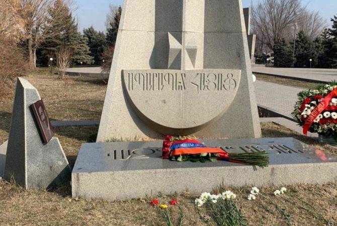 Des fleurs ont été déposées sur la tombe de Vazgen Sargsyan et à son monument au nom du 
Président arménien