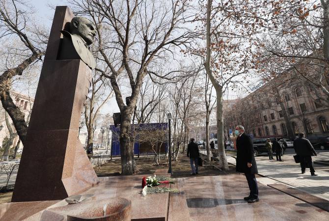 رئيس الوزراء يضع نيكول باشينيان الزهور أمام تمثال فازكين سركسيان بوسط يريفان تكريماً لعيد ميلاد 
للقائد الكبير 