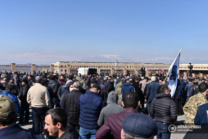 Action de protestation des anciens combattants et anciens militaires devant le bâtiment du 
ministère de la Défense  