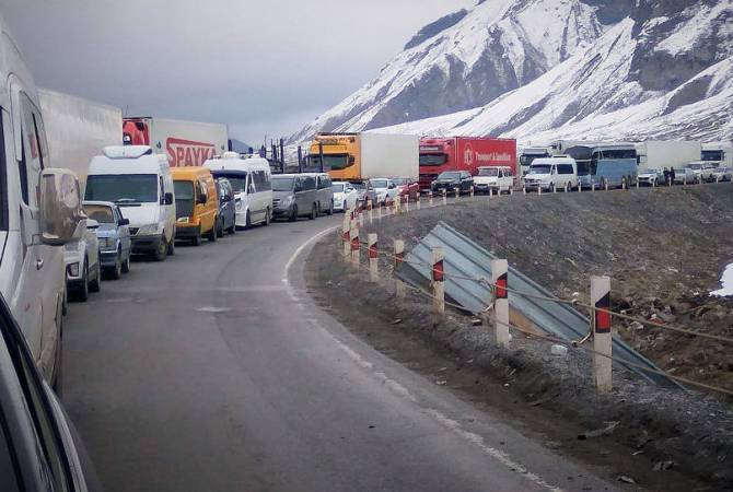  На территории Армении закрытые автомобильные дороги, в Ларсе скопилось 270 
грузовиков

 