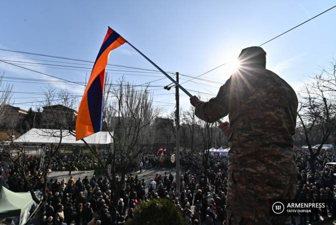 Le Mouvement de sauvegarde de la Patrie continue de manifester sur l’avenue Baghramyan à 
Erévan
