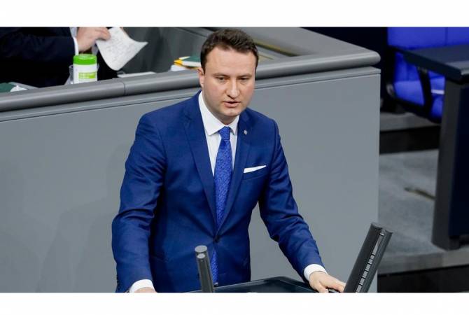 Немецкий депутат, обвиняемый в получении взятки от Азербайджана, сложил свой мандат

