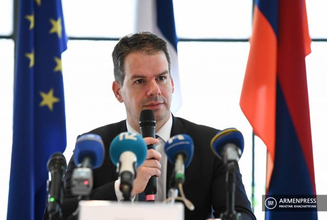 السفير الفرنسي لدى أرمينيا جوناثان لاكوت يقول أنه يجب إعادة أسرى الحرب الأرمن من أذربيجان 