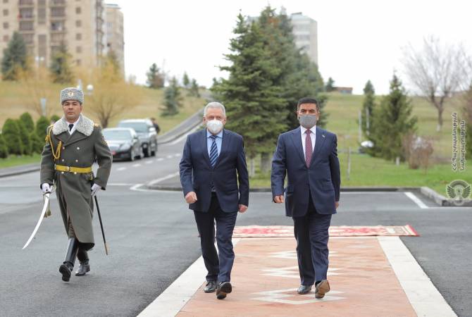 Министры обороны Армении и Ирака обсудили возможности двустороннего 
сотрудничества

