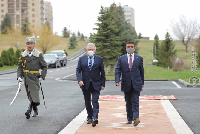 Министры обороны Армении и Ирака обсудили возможности двустороннего 
сотрудничества

