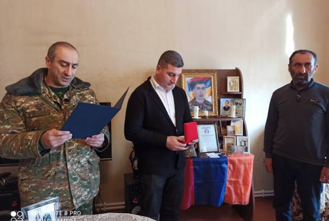  Губернатор Гегаркуника вручил награды родителям военнослужащих, погибших в 
последней Арцахской войне 