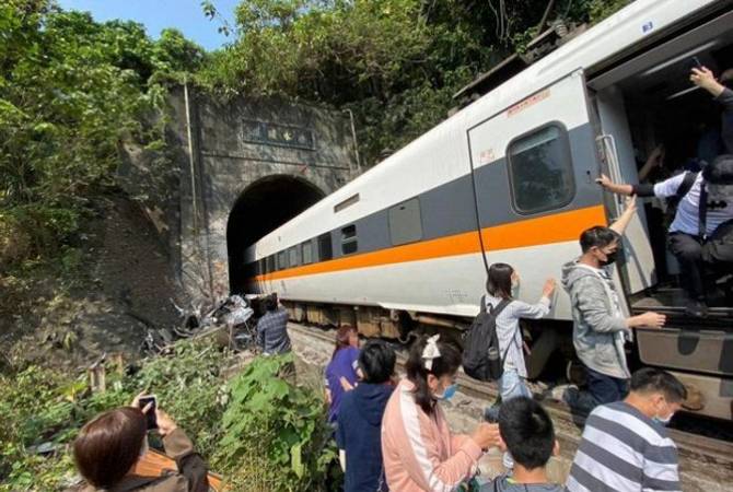 На востоке Тайваня пассажирский поезд сошел с рельсов