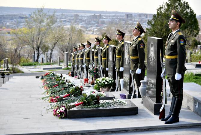  От имени Никола Пашиняна в Ераблуре возложены цветы к могилам героев Апрельской 
войны

 