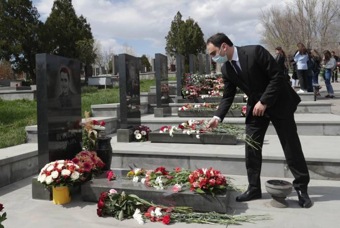  Вице-премьер Авинян воздал дань уважения памяти жертв Апрельской четырехдневной 
войны  