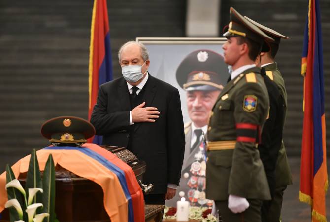  Президент Армен Саркисян присутствовал на панихиде по герою Арцаха Аркадию Тер-
Тадевосяну

 