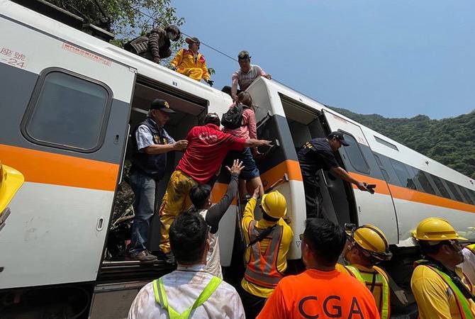 На Тайване в результате аварии поезда погибли более 50 человек 