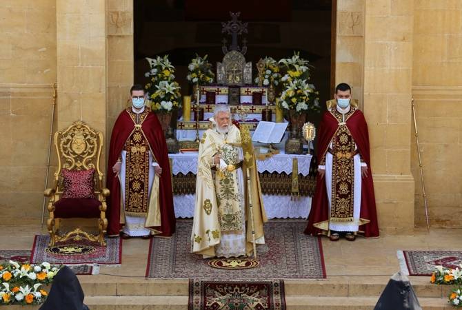 قداسة كاثوليكوس بيت كيليكا الكبير آرام الأول يتراّس قدّاس عيد الفصح المجيد في أنطلياس-لبنان 