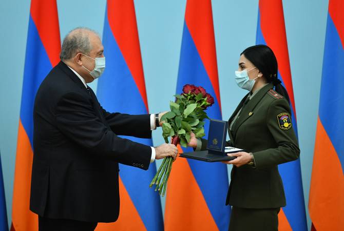 بيوم الأمومة والجمال رئيس الجمهورية أرمين سركيسيان يمنح مجنّدات بالجيش الأرميني جوائز حكومية 
لمساهمتهن بالدفاع عن الوطن 