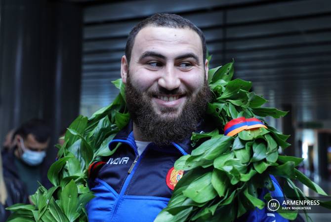 عضو منتخب رفع أثقال أرمنيا، بطل أوروبا والعالم سيمون مارتيروسيان يقول أنه سيكون جاهز كلياً لأولبيماد 
طوكيو