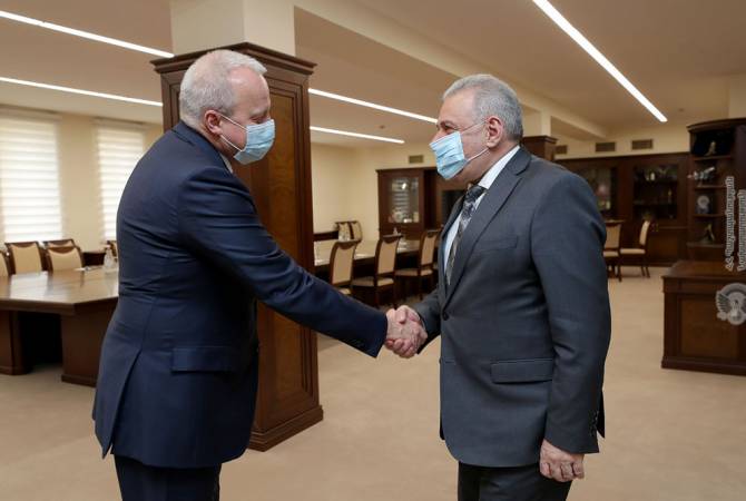 На встрече с послом РФ министр обороны Армении подчеркнул необходимость 
возвращения пленных

