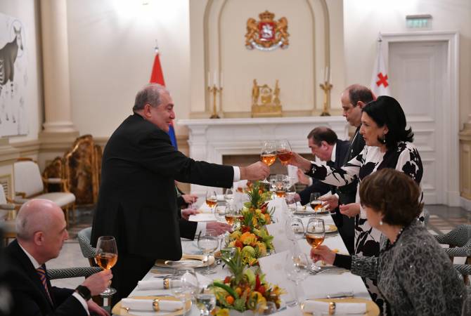 حفل عشاء رسمي من قبل رئيسة جورجيا سالومي زورابيشفيلي على شرف رئيس أرمينيا أرمين 
سركيسيان وعقيلته بالقصر الرئاسي الجورجي