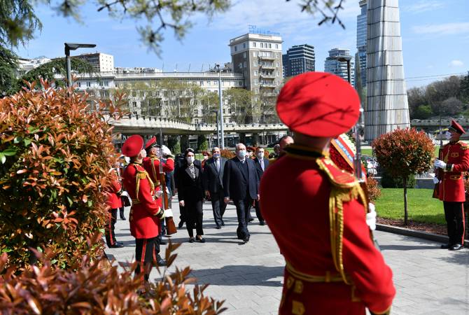 Le Président Armen Sarkissyan a visité la place des Héros à Tbilissi