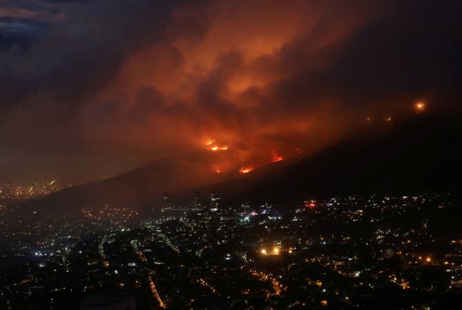 Около столицы ЮАР бушует пожар: на месте работают около 5 тыс пожарных