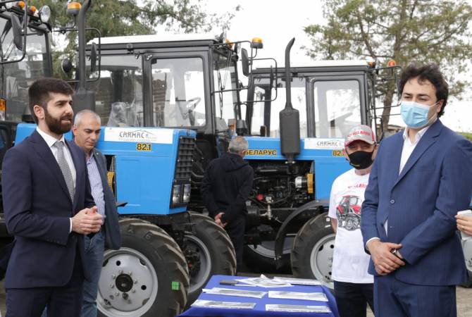 17 անիվավոր տրակտորներ և 2 ՈւԱԶ ավտոմեքենա է տրամադրվել Հայաստանի 8 
մարզի սպառողական կոոպերատիվներին

