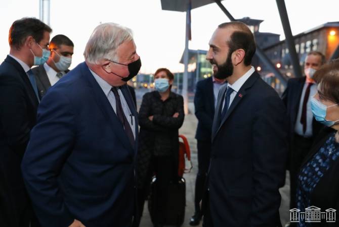رئيس برلمان أرمينيا ميرزويان يستقبل بمطار زفارتنوتس وفد رئيس مجلس شيوخ فرنسا لارتشر المشارك 
بإحياء يوم الإبادة الأرمنية 