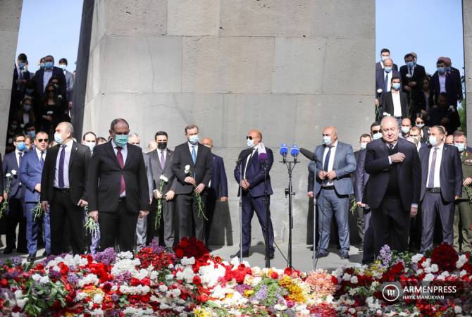 Les hauts dirigeants de l'Arménie visitent le Mémorial de Tsitsernakaberd