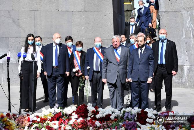  Председатель Сената Франции возложил цветы к вечному огню Мемориала геноцида

 