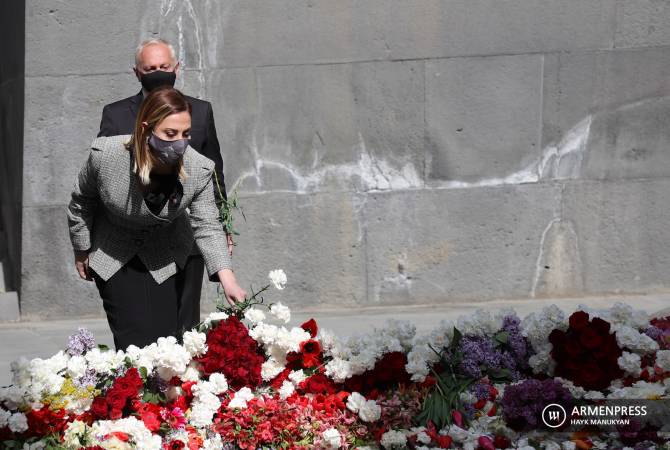 Министр молодежи и спорта Ливана возложила цветы к Мемориалу жертв Геноцида армян

