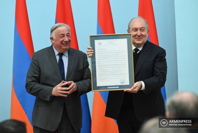  Президент Армении наградил орденами Жерара Ларше и французских парламентариев

 