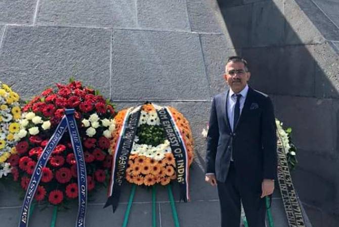سفارة الهند بأرمينيا تستعمل مصطلح الإبادة لأول مرة بعد زيارة سفيرها لتسيتسرناكابيرد وتكريمه شهداء 
الإبادة الأرمنية
